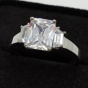 AVON Silver Tone Emerald Cut Faceted Crystal Statement Ring Size 9-10.5